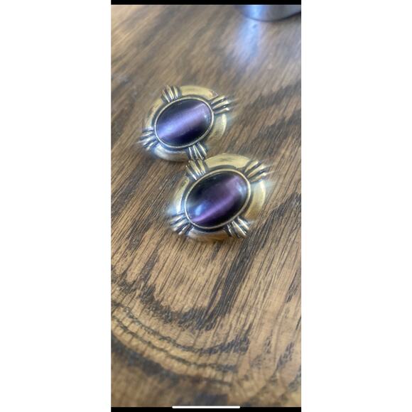 VINTAGE AVON GOLD PLATED PURPLE CAT’S EYE GLASS STONE PIERCE EARRINGS - Picture 1 of 4